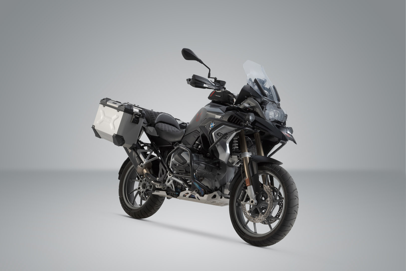 TRAX ADV Alukoffer-System + Akrapovic – Bild 2