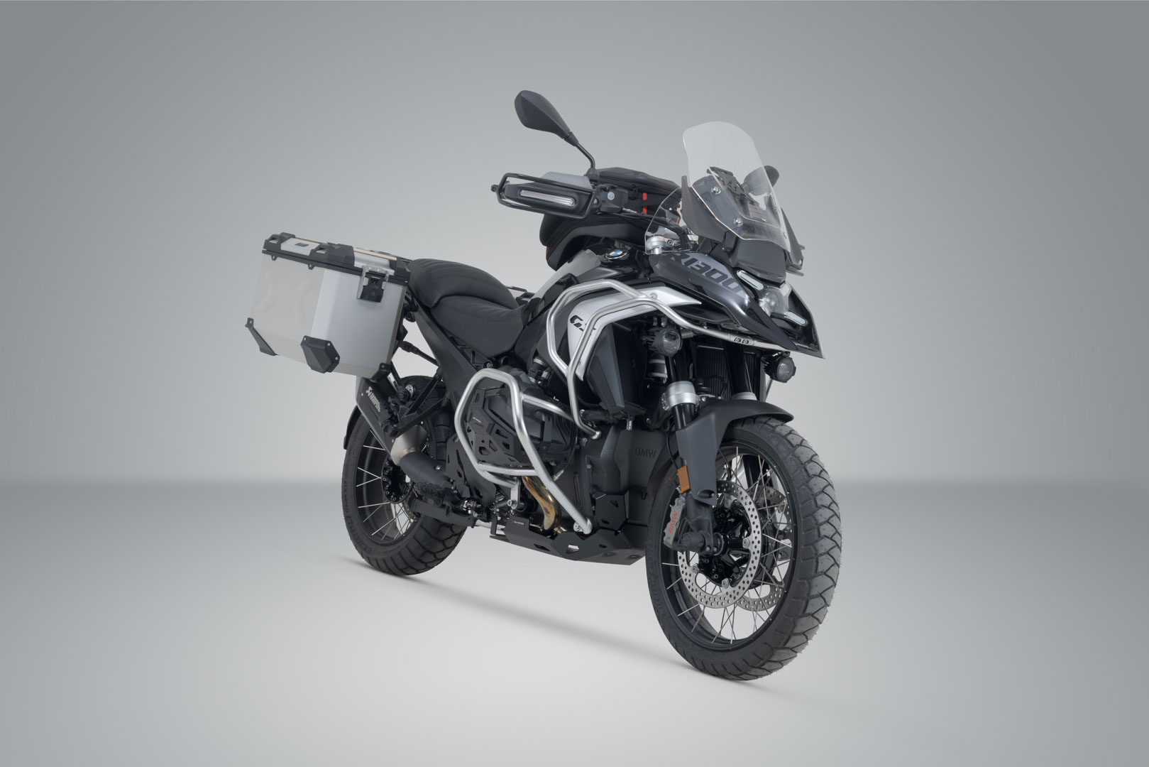 TRAX ADV Alukoffer-System + Akrapovic – Bild 2