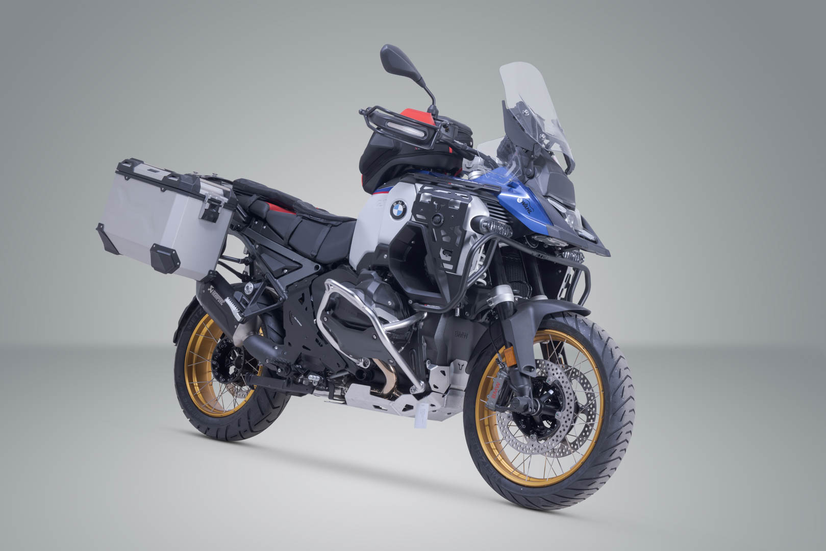 TRAX ADV Alukoffer-System + Akrapovic – Bild 2